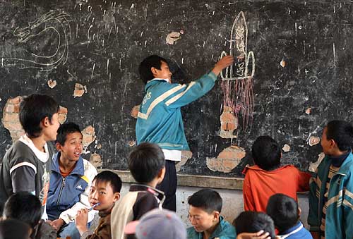 孩子在希望小学里画嫦娥一号 