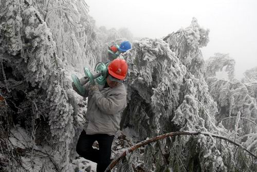 贵州雪凝天气继续 全省奋战大冰灾