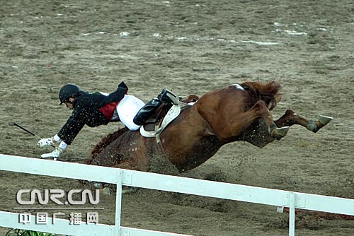 日,男子现代五项马术比赛,法国选手约翰·扎克热夫斯基在比赛中摔下马