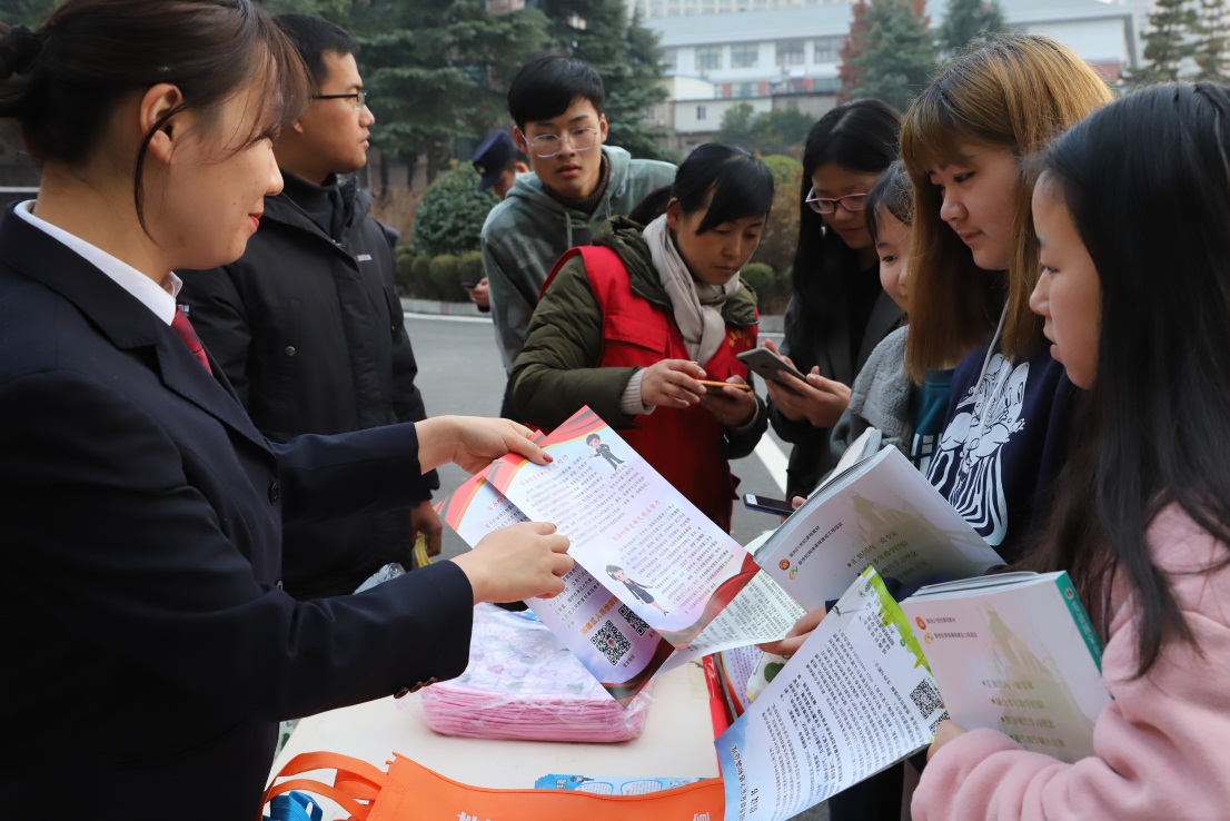 "为主题的宣传活动走进安徽大学江淮学院校园,上千名学生参加了活动