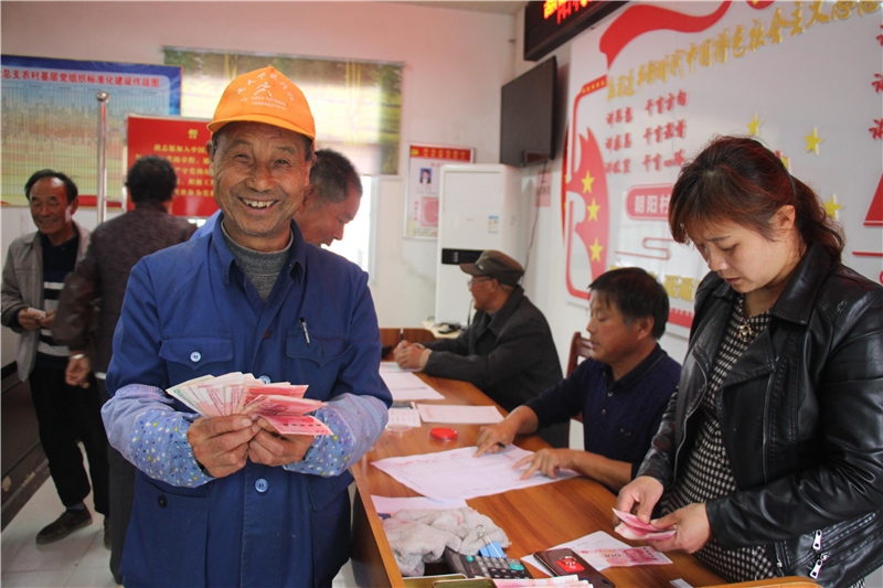 科3675元,邢军2375元"11月1日下午,在巢湖市烔炀镇朝阳村会议室里