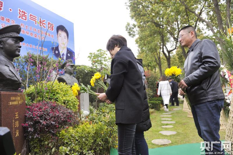 合肥警方举行王玮龙烈士铜像揭幕仪式暨缅怀祭奠公安英烈活动