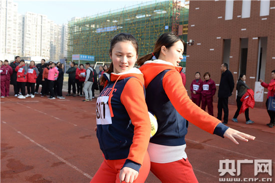 运动员正在"夹球接力跑"比赛中.