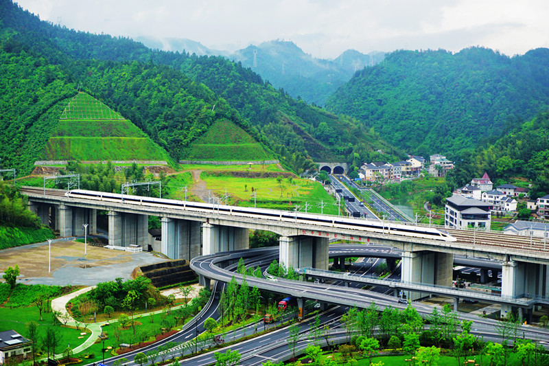 杭黄高铁风景线.