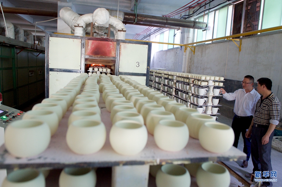 11月17日,福建省德化县一家陶瓷企业使用电热隧道窑炉进行陶瓷生产.