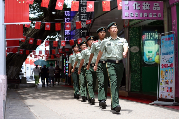 国旗飘扬在中英街 深港军民喜迎香港回归20周年