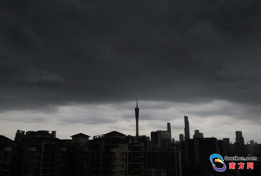 10日傍晚,广州上空乌云盖顶,随即下起了大暴雨,给连日来的高温天气