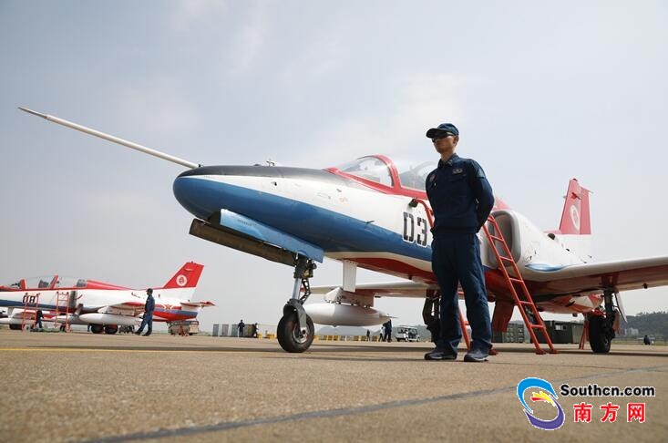 10月27日,中国空军航空大学"红鹰"飞行表演队抵达珠海.