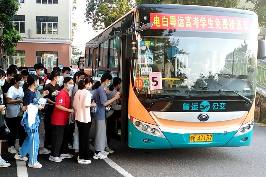 广东:超2500台公交车参与爱心送考活动