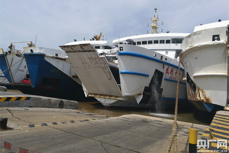 海峡北岸海安港第一艘客滚船"紫荆十一"号满载旅客,车辆出港驶往