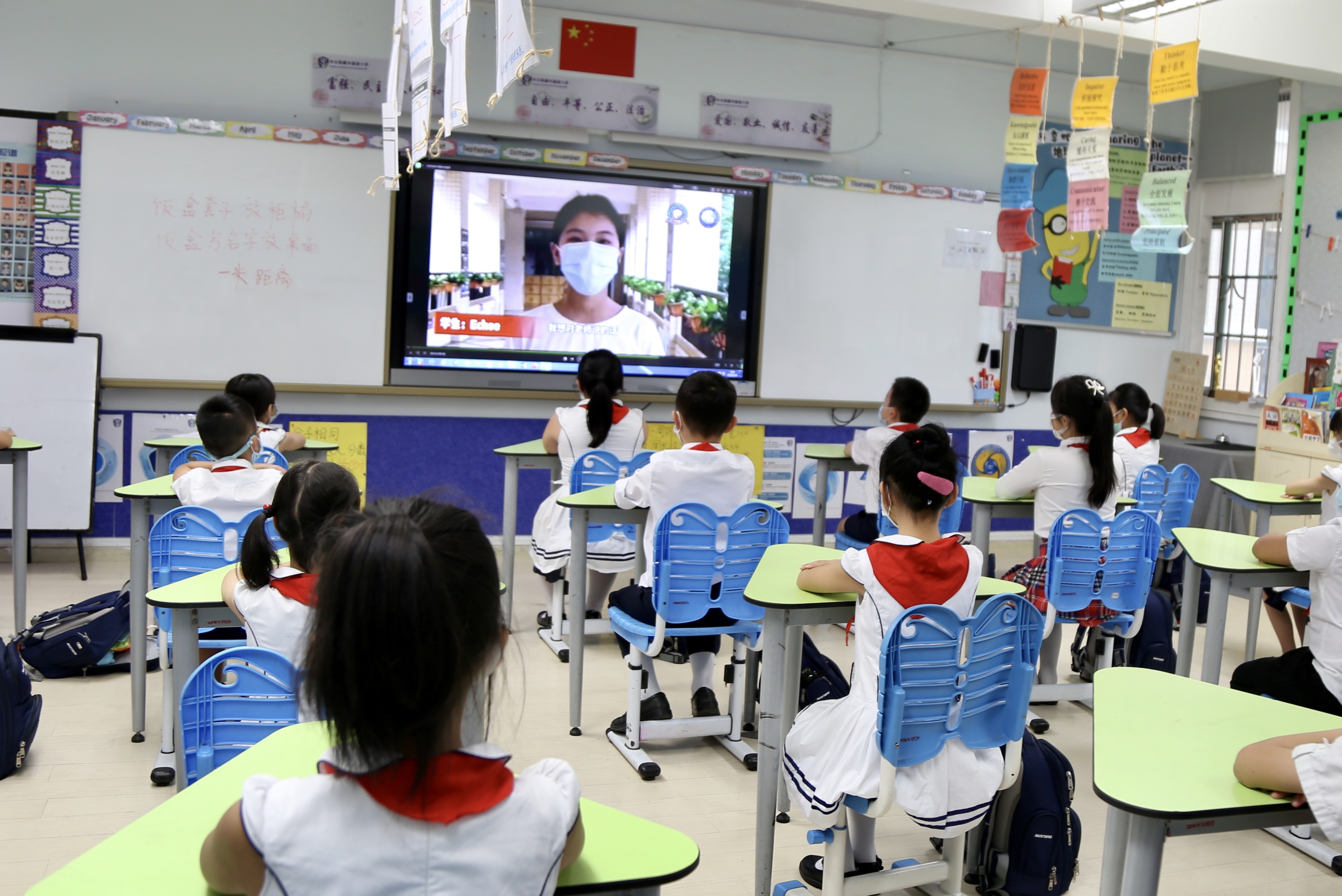 白云区中大附属外国语小学高年级学生给低年级学生加油打气.