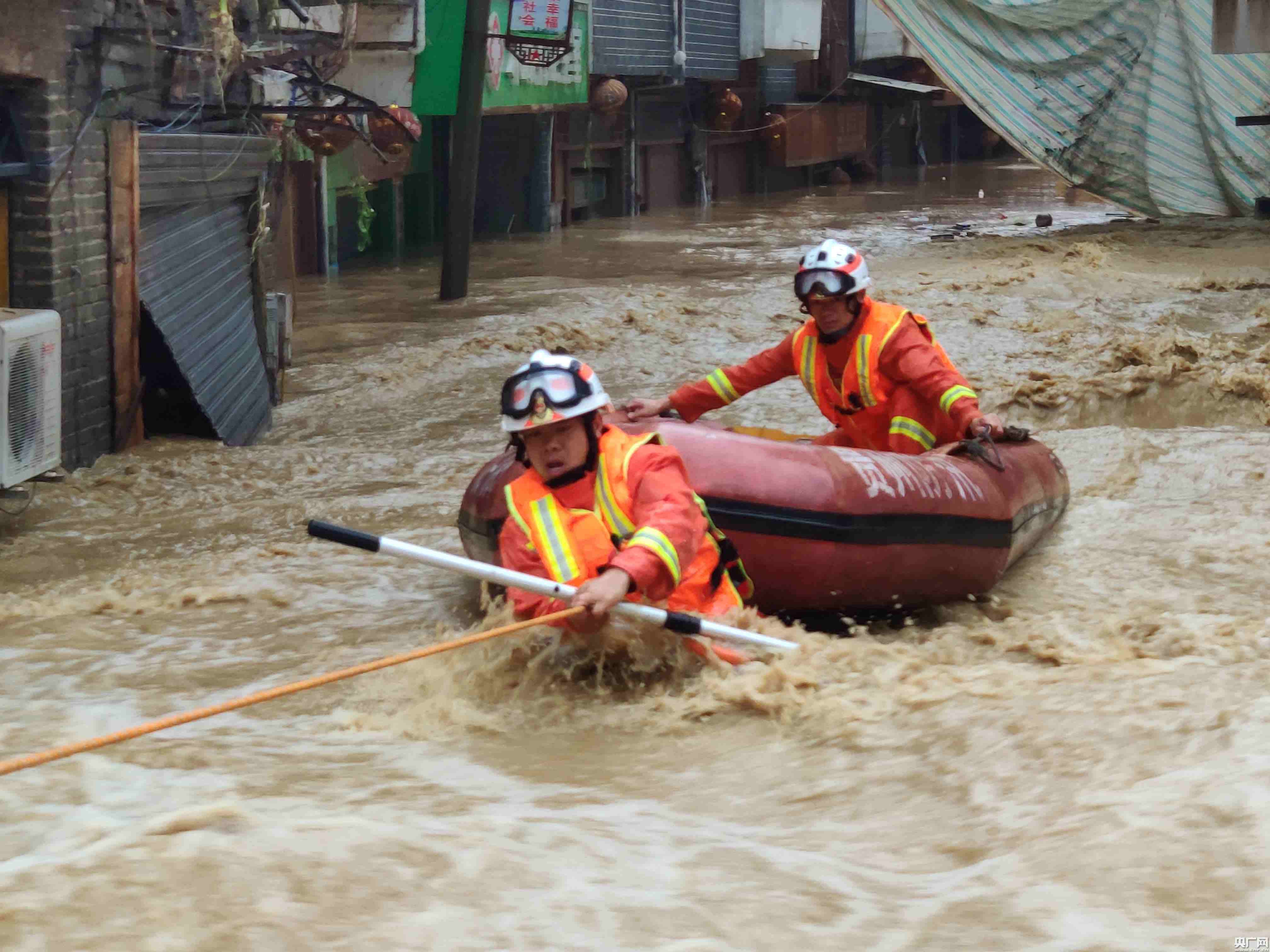 贵州遵义遭遇强降雨 消防启动抗洪抢险应急预案救助群众