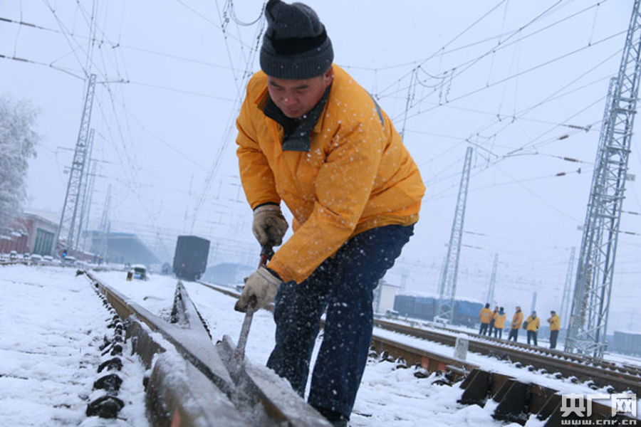 铁路人以雪为令打响除冰扫雪战确保运输安全