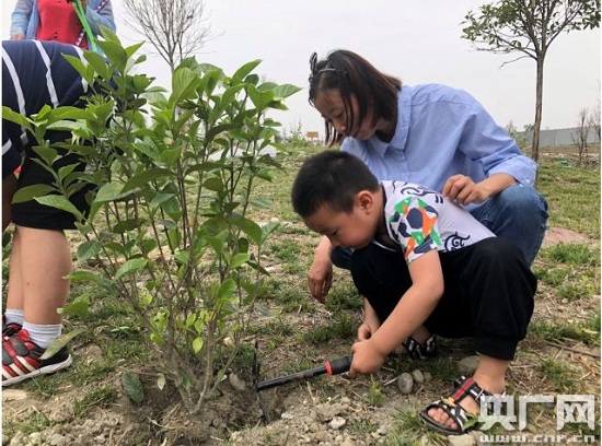 用行动表达爱 成都郫都区开展母亲节感恩活动