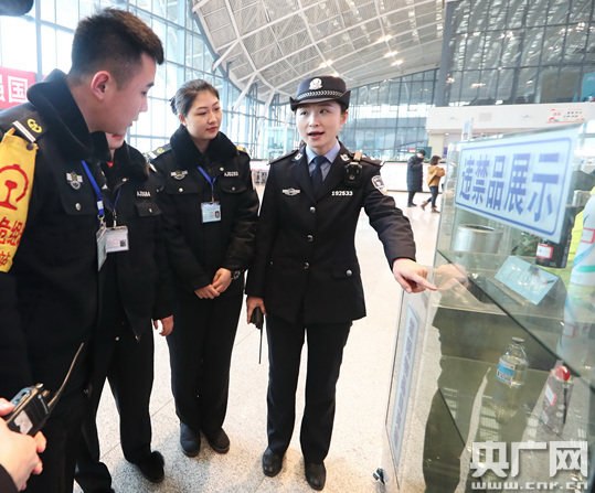 2月15日,大年三十,武汉火车站,武汉铁路民警袁婧和帅敏和安检工作人员