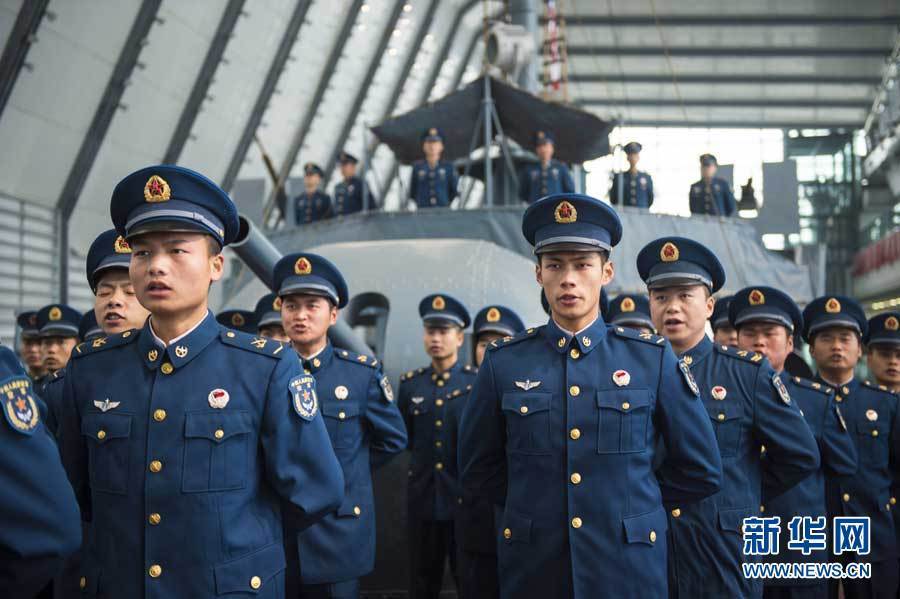 在武汉江夏中山舰博物馆,空军驻汉某部在中山舰舰首前齐唱军歌.