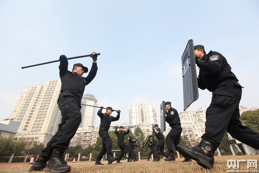 进行了战术队形,战术队形搜索前进,排爆机器人转移疑似爆炸物,长警棍