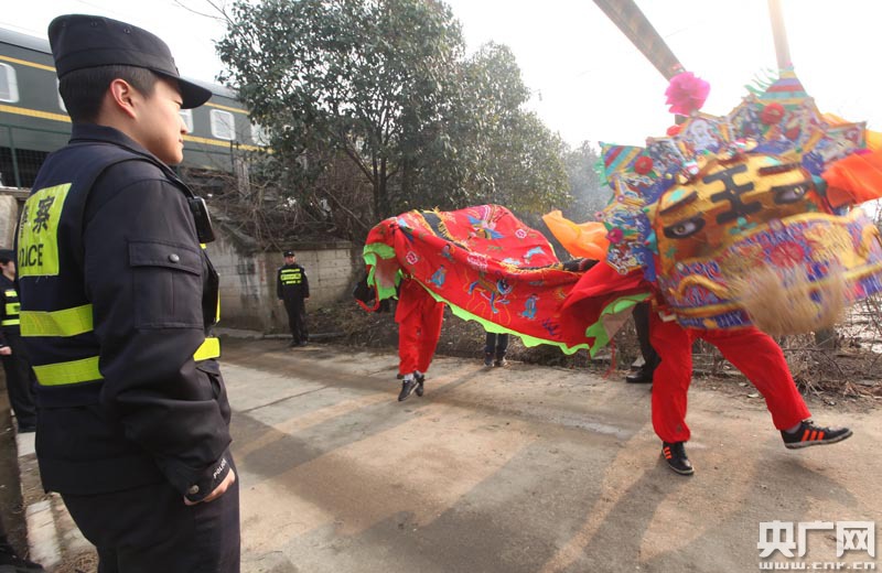 武汉铁路民警守护群众欢度元宵节