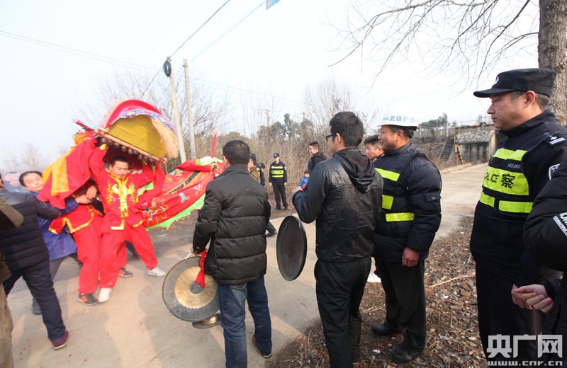 武汉铁路民警守护群众欢度元宵节