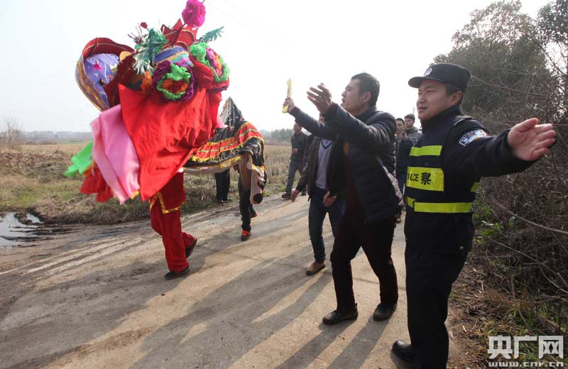 武汉铁路民警守护群众欢度元宵节