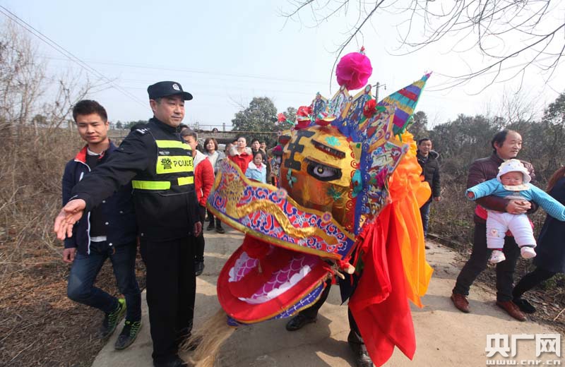 武汉铁路民警守护群众欢度元宵节