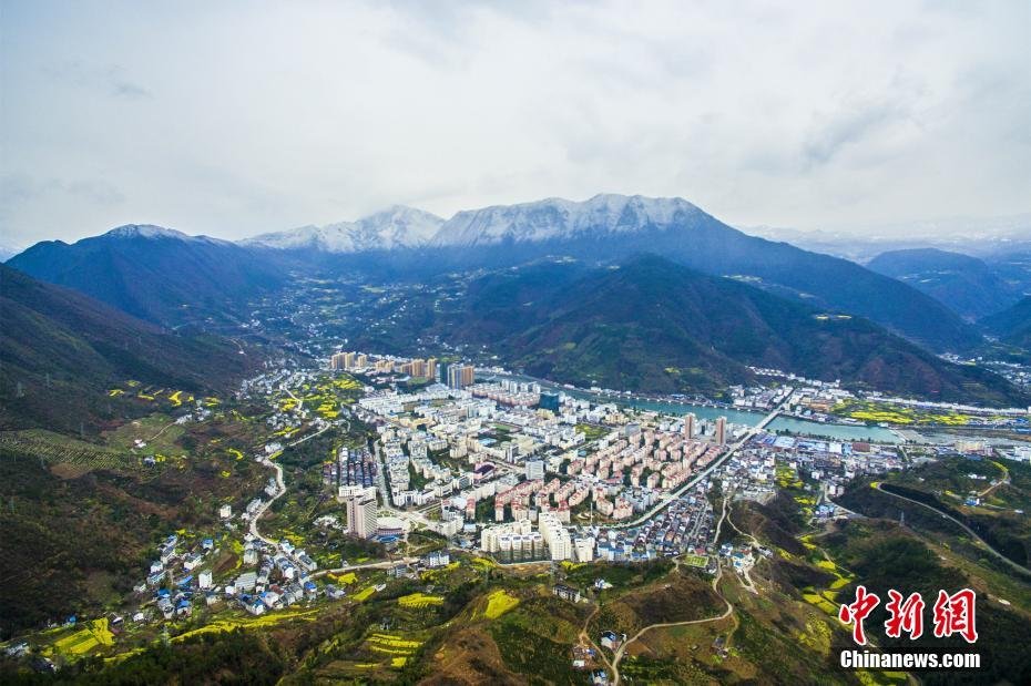 湖北兴山"冬春并存 山上积雪山下花开