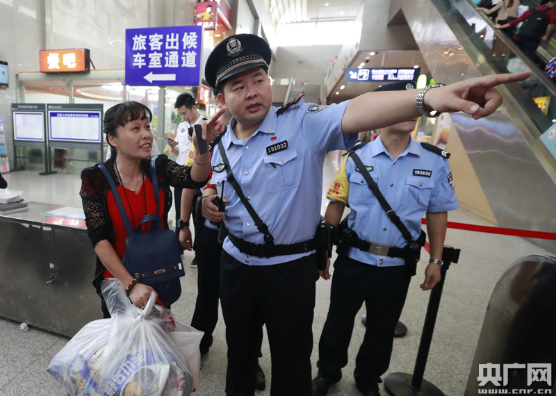 图为:9月29日,武昌火车站,武汉铁路公安处民警热情解答旅客问询