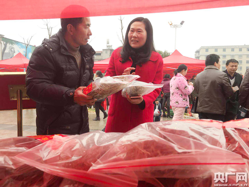 高桥镇党委书记王顺荣(右)询问鑫达种养合作社农户万永辉萝卜种殖情况