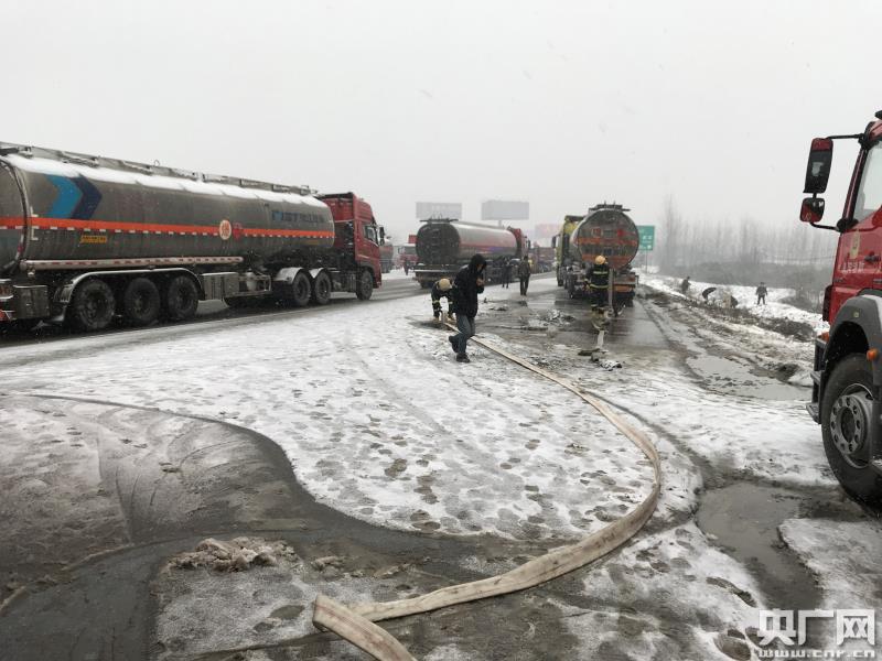 湖北襄阳:雪天货车追尾柴油槽罐车致34吨柴油泄漏