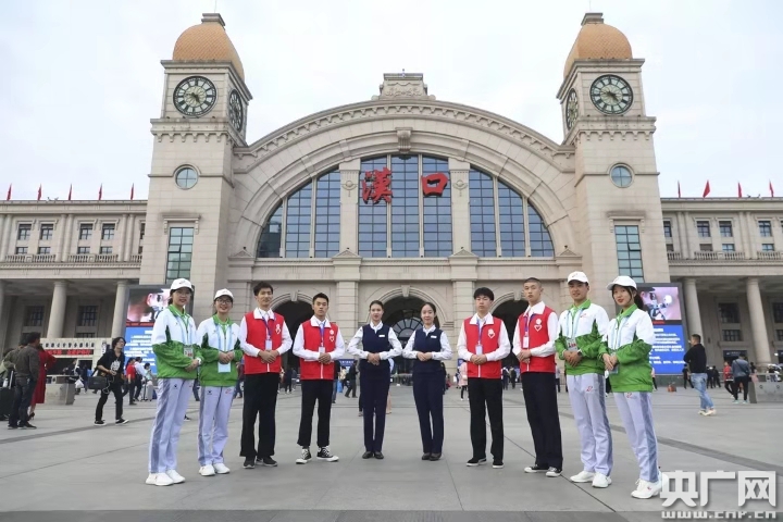 表达能力强的客运职工组建了军运会"心连心"礼宾服务团队,队员强化