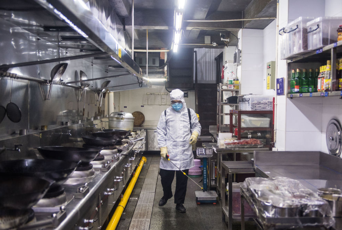2月12日,长沙文和友化龙池店工作人员在给厨房消毒.