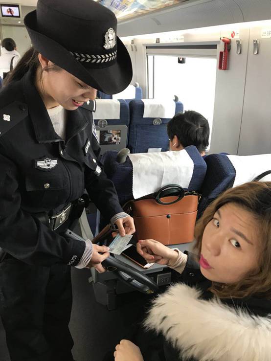 巾帼不让须眉 女警护航高铁