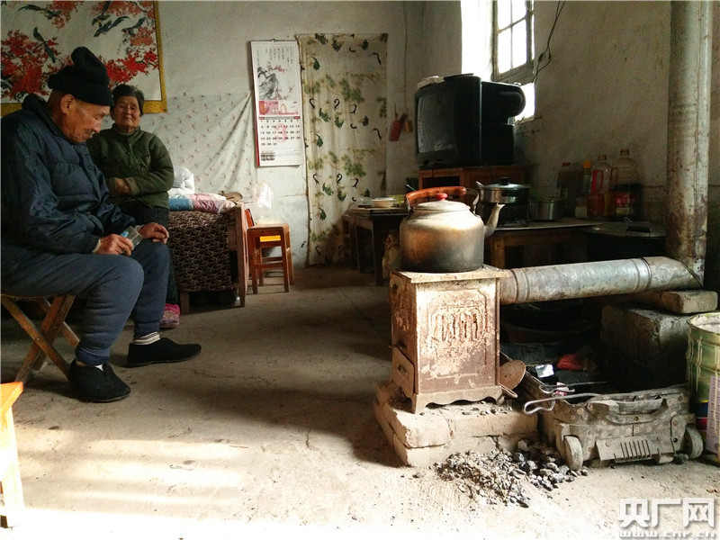 与老李家不同,李光辉家取暖用的还是普通煤炉,这在村里已经是少数