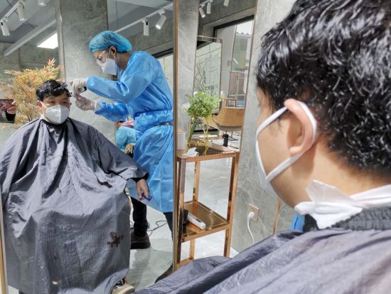 二月二剃龙头济南一理发店推出无接触式剪发