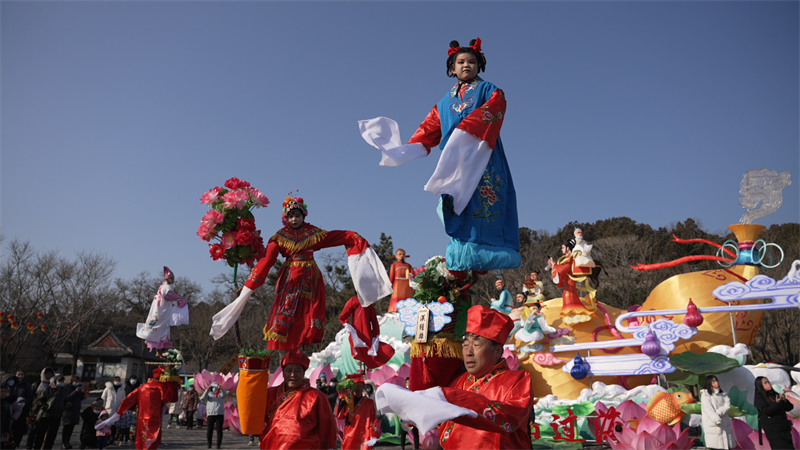 烟台花灯点亮璀璨仙境元旦蓬莱阁外精彩