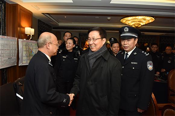 2016年12月31日晚,上海市委书记韩正实地检查城市安全保障工作的落实
