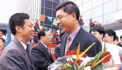 图片说明:2004年,尹弘援藏归来(右)