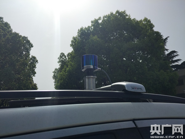 安装在无人车顶的激光雷达(央广网记者林馥榆 摄)