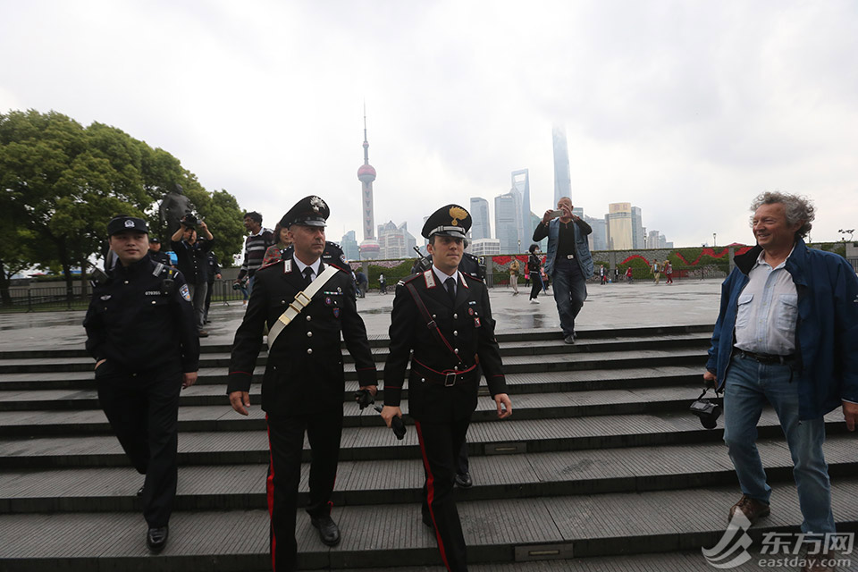 中意警察在上海标志性景点开展联合巡逻