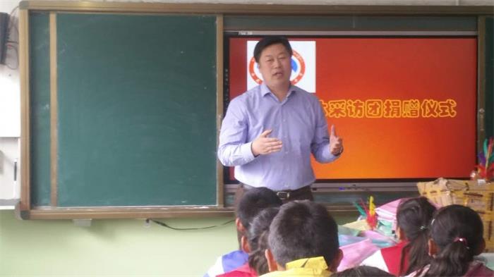 日喀则市采访的上海教育援藏采访团昨天傍晚向江孜县闵行中学学生捐赠