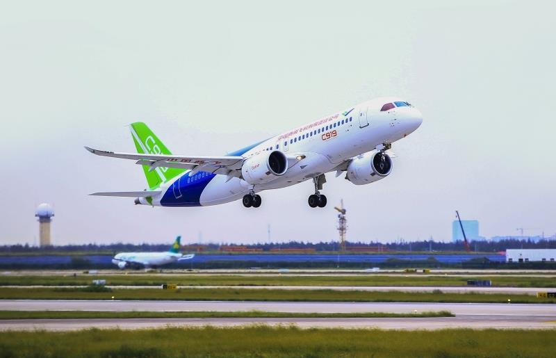 献礼祖国68华诞 c919,arj21在上海比翼齐飞