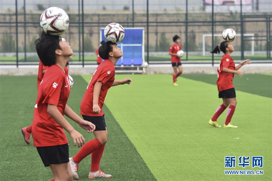 6月19日,在山西省足球训练基地,山西省u13女子足球队队员在训练中.