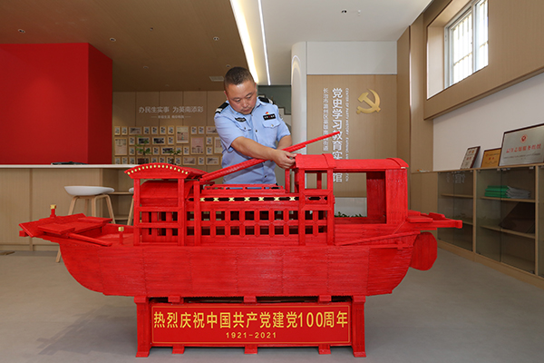 山西长治一党员七千双筷子打造"红船"模型