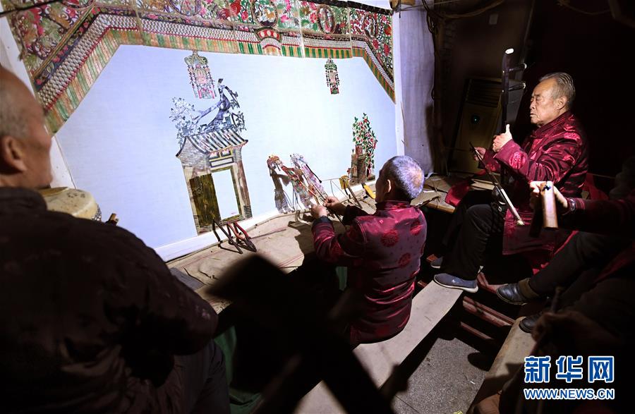 1月10日,在华州皮影文化园,皮影老艺人为观众表演皮影戏.