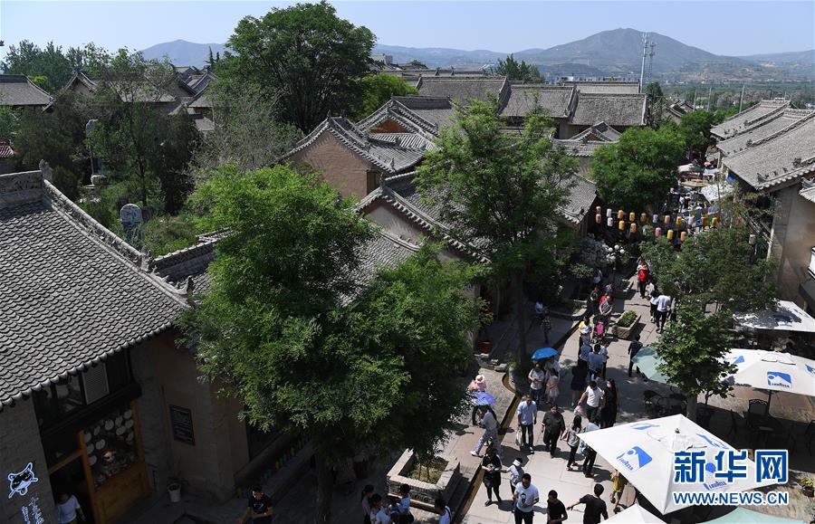 5月1日,游客在礼泉县袁家村回民街游玩.