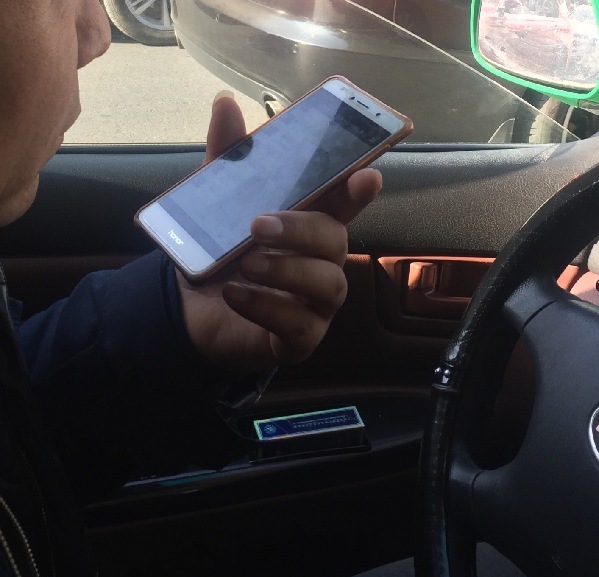 出租车司机在用微信互通气源信息.