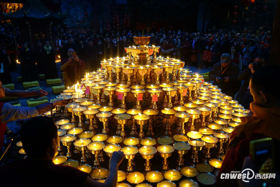 广仁寺新春灯会举行 数万市民燃灯祈福(图片来自广仁寺.