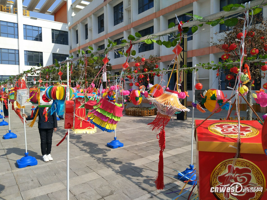 铜川市小学生变废为宝显创意 自制花灯义卖捐助贫困生