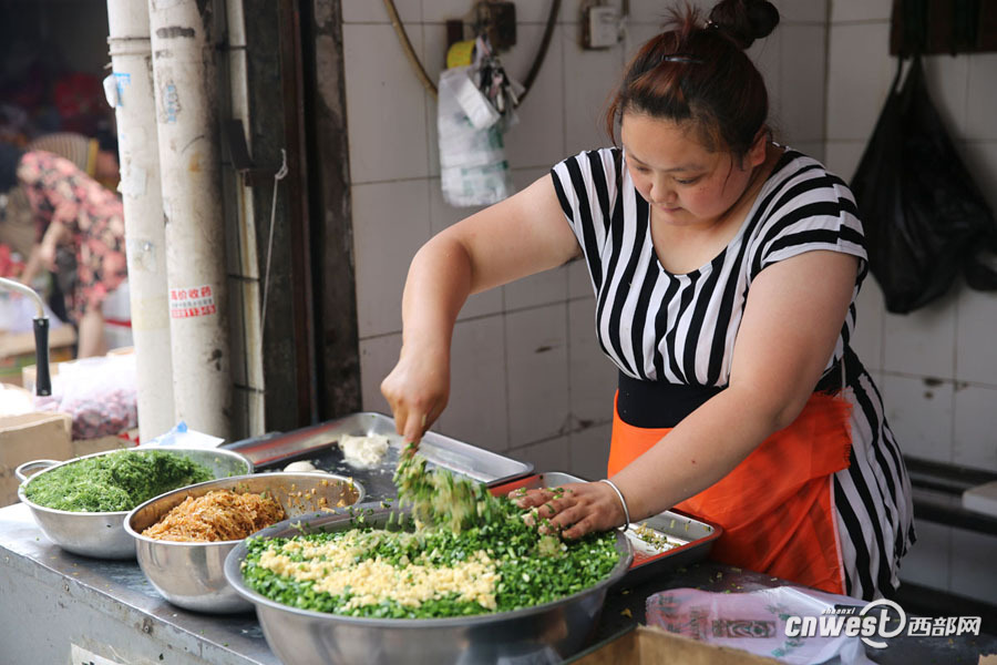 西安"85后"胖妹夫妻卖菜盒 馅多皮脆食客排长队