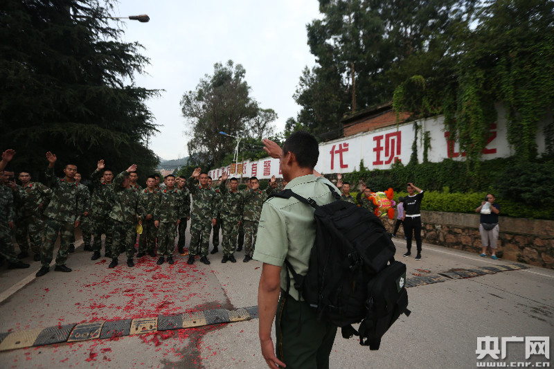 泪别军营 云南武警退伍老兵踏上返乡路